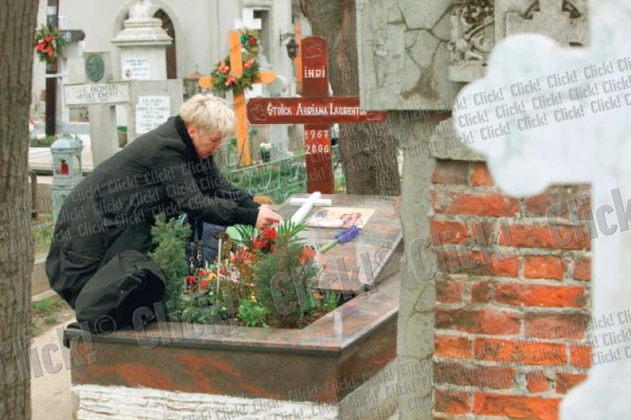 
    Silvia Dumitrescu  s-a rugat ieri la  mormântul Laurei Stoica (fotografii: Sever Gheorghe)  