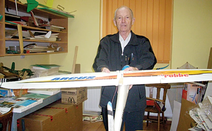 Ladislau Ballo spune că transmiterea pasiunii de a construi avioane mici este mai importantă decât banii