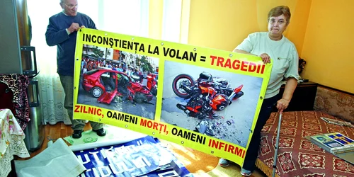 Cornelia şi Ioachim Galavan îşi confecţionează singuri bannerele pentru comemorările victimelor   p Foto