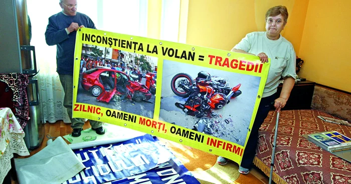 Cornelia şi Ioachim Galavan îşi confecţionează singuri bannerele pentru comemorările victimelor FOTO: Marian Iliescu