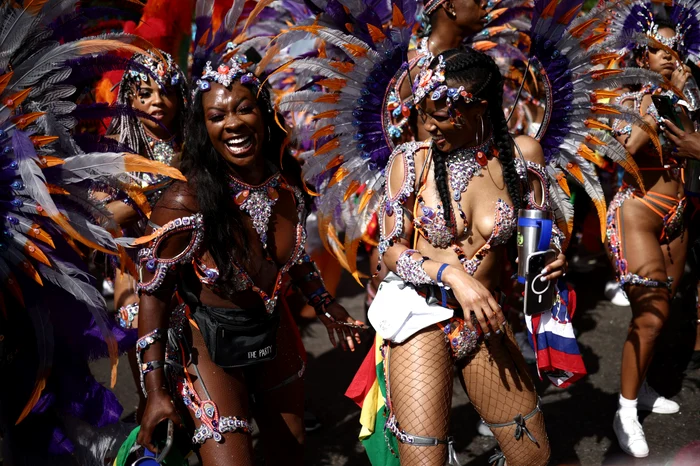 Femei dansând la festivalul de la Notting Hill