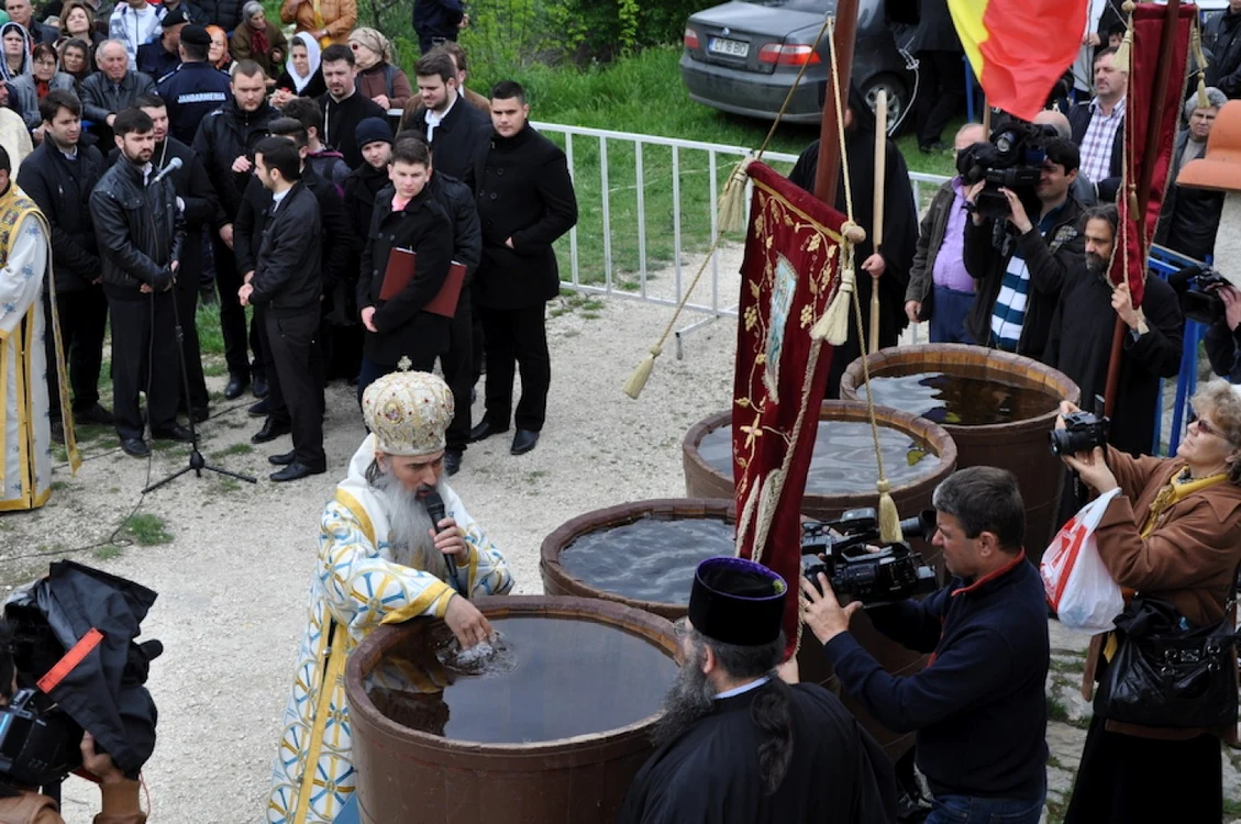 Izvorul Tamaduirii la Manastirea Dervent