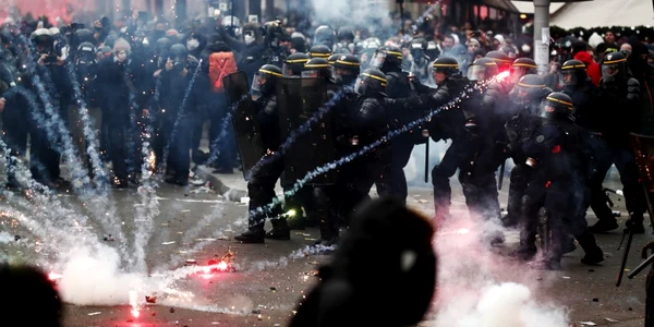 Poliţia franceză se ciocneşte cu protestatarii în timpul unei manifestaţii împotriva reformelor de pensii  la Paris Franţa FOTO EPA-EFE / Ian Langsdon