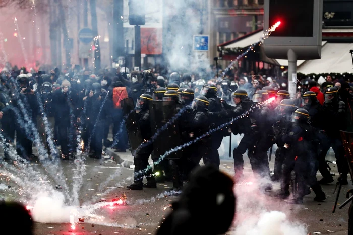 Ciocniri ale forțelor de ordine cu protestarii împotriva reformei pensiilor. Foto: EPA-EFE 