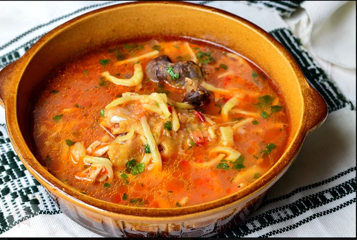 Zeama de cocoș cu tăieței de casă FOTO caietulcuretete.com