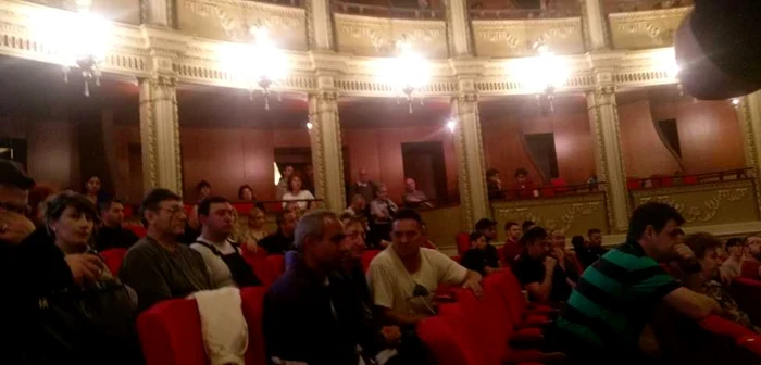 Angajaţii Operei Naţionale Bucureşti au ascultat liniştiţi, aşezaţi în sală, discursurile Ministrului Culturii Corina Şuteu şi ale noului manager Beatrice Rancea