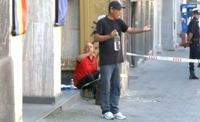 
    Bărbatul a venit în faţa primăriei sectorului 5 pentru a-şi spune doleanţele (foto:adevarul.ro)  