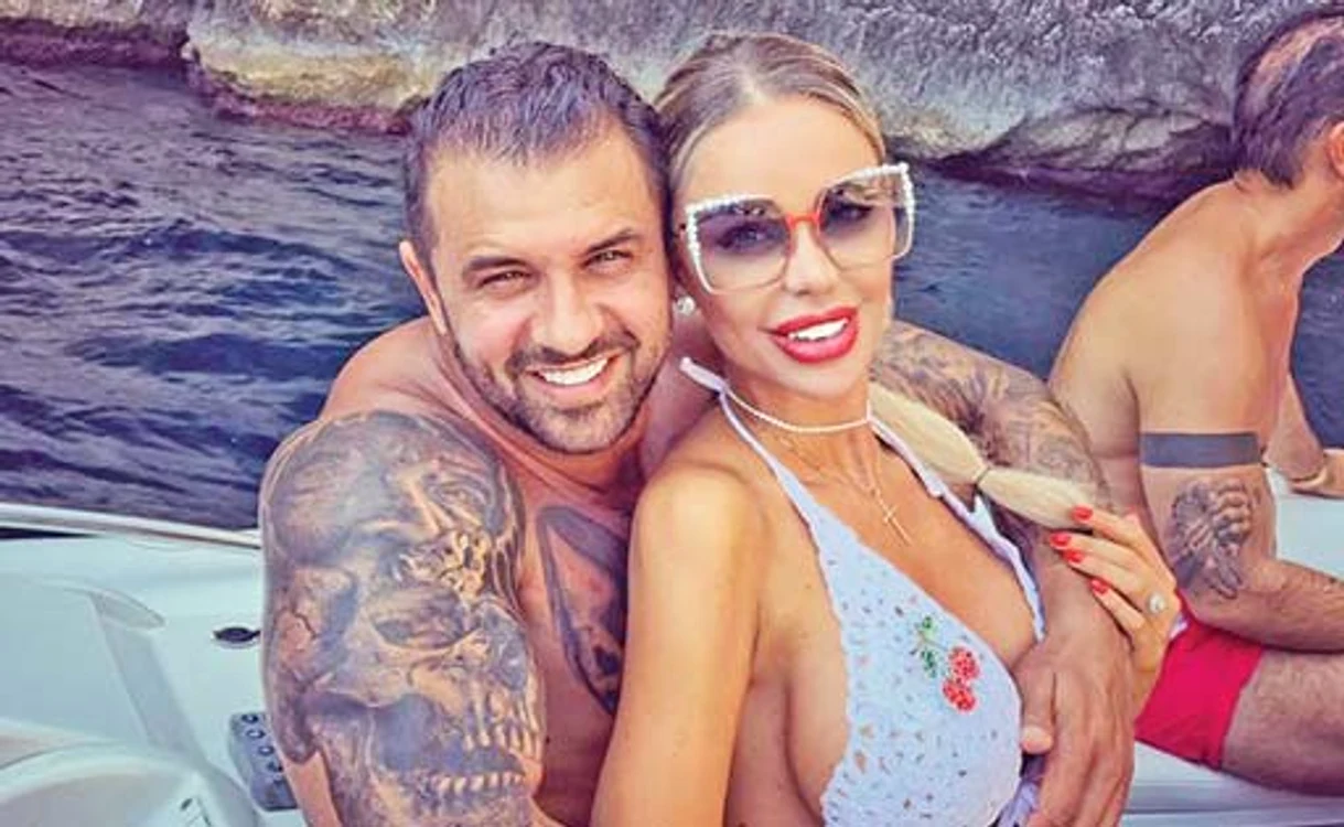 
    Loredana Chivu  are un fluture  în chiloţi şi o cruce  imensă, pe spate  