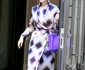Céline Dion salue ses fans devant son hôtel à Paris jpeg