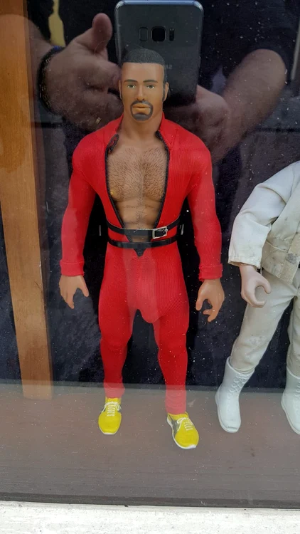 Andrei Duban a găsit această păpuşă în vitrina unui magazin de jucării sexuale