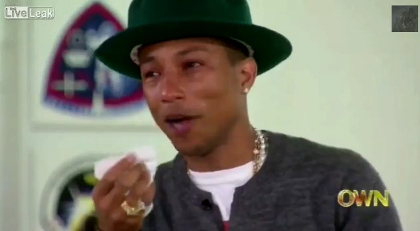 
    Pharrell cu lacrimi în ochi si profund emoționat  