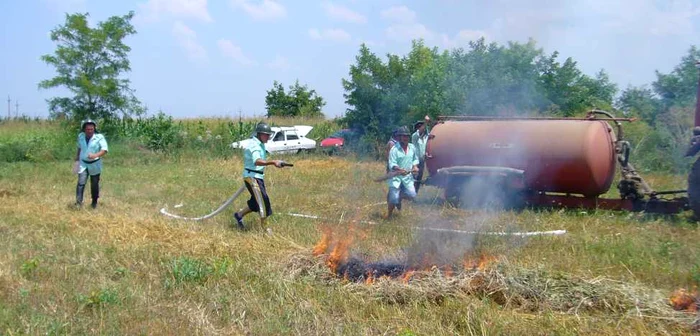 Oamenii din comuna au participat la misiune Foto: ISU Călăraşi