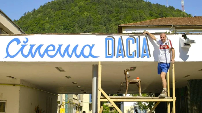 Directorul Victor Purice pe schele, la cinema Dacia Panoramic Piatra Neamţ FOTO arhiva personală