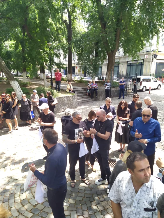 Serghei Mizil și Dan Capatos, în curtea bisericii