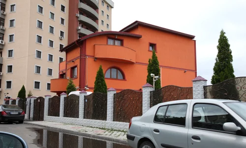 August   2013 Casa era vopsită cu un portocaliu care ţi lua ochii jpeg