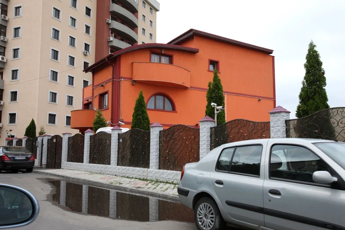 August - 2013 Casa era vopsită cu un portocaliu care-ţi lua ochii