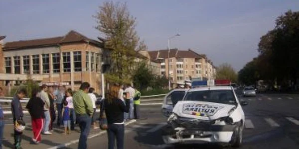 Hunedoara: Maşină de poliţie făcută praf din cauza unui uituc şi a unei şoferiţe prea grăbite