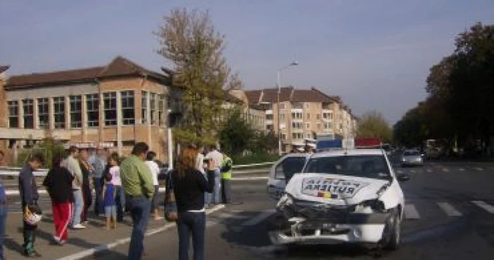 Hunedoara: Maşină de poliţie făcută praf din cauza unui uituc şi a unei şoferiţe prea grăbite