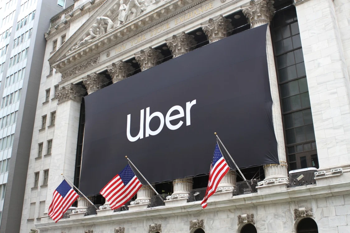 Cuvântul Uber scris pe un panou publicitar uriaș