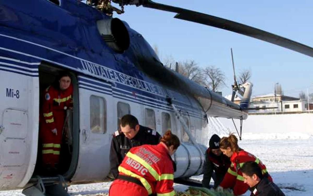 Ninsorile viscolite şi poleiul a făcut ca doar Inspectoratul General pentru Aviaţie să poată interveni în opt cazuri medicale FOTO MAI