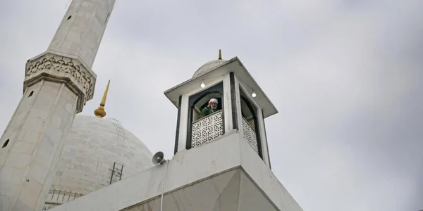 Musulmani se roaga la comemorarea primului Calif al Islamului Abu Bakr Siddiq în Srinagar Kashmirul indian FOTO EPA-EFE / Farooq Khan