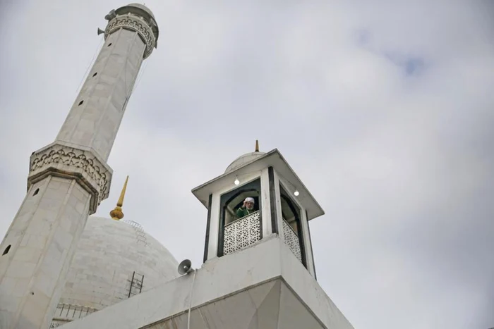 Musulmani în rugăciune FOTO EPA-EFE / Farooq Khan