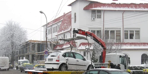 La Târgovişte, maşinile se ridică pe bandă rulantă