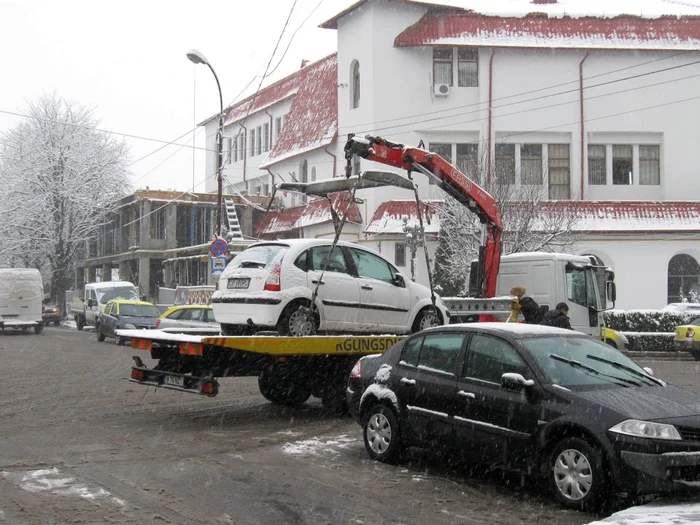 La Târgovişte, maşinile se ridică pe bandă rulantă