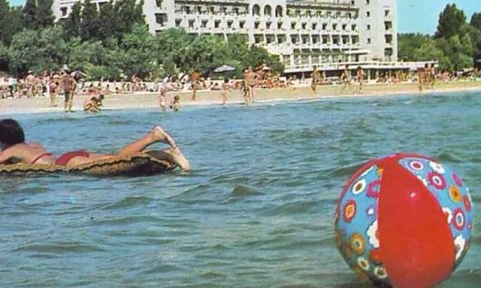 Uite cum se distrau românii la mare pe vremea lui Ceaușescu! jpeg