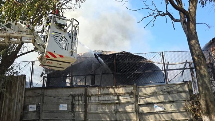 Incendiul se manifestă la un service auto FOTO: ISUBIF