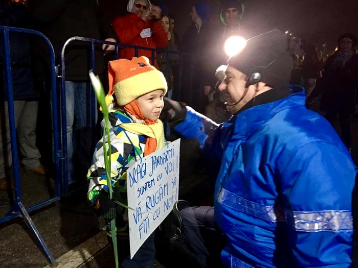 Întâlnirea dintre un copil, un jandarm și o floareFoto: Facebook Cătălin Radu Tănase