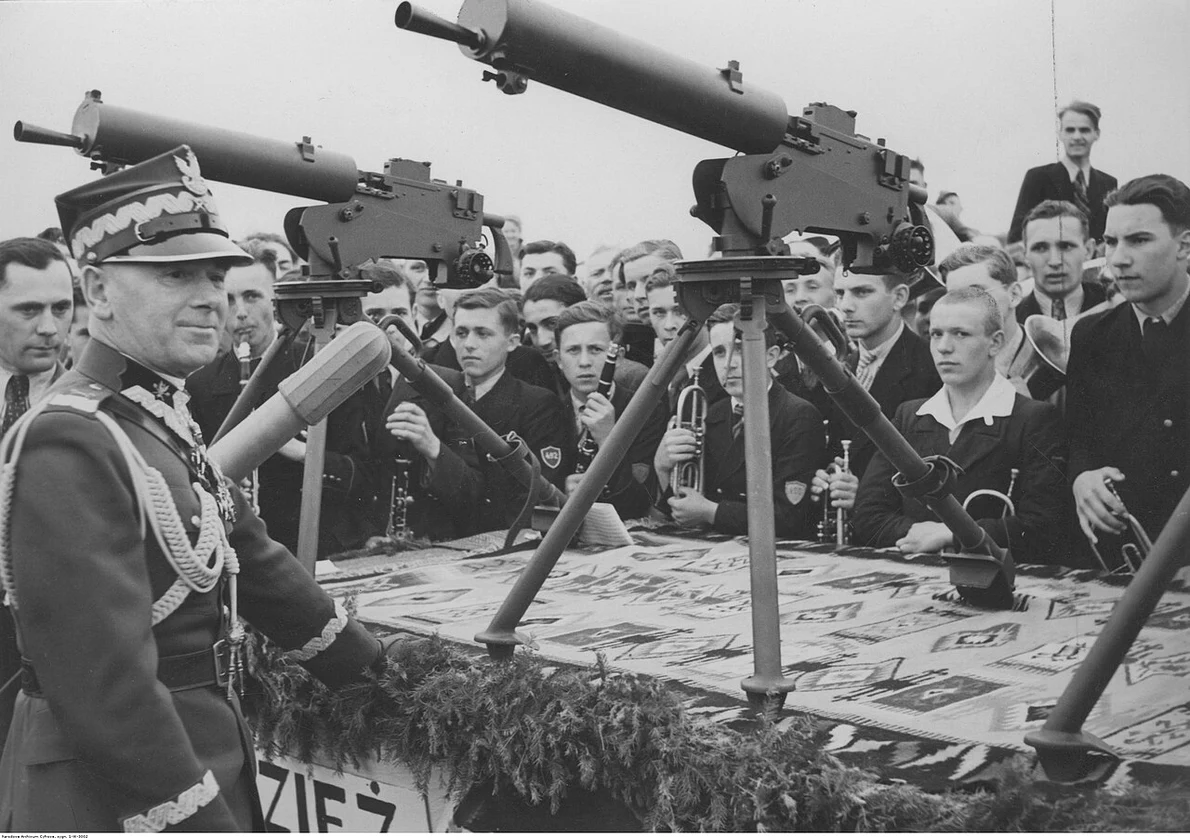 Predarea mitralierelor grele CKM model 30 mareșalului Edward Rydz-Śmigły 
