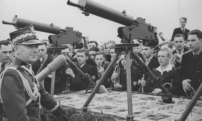 Predarea mitralierelor grele CKM model 30 mareșalului Edward Rydz-Śmigły 