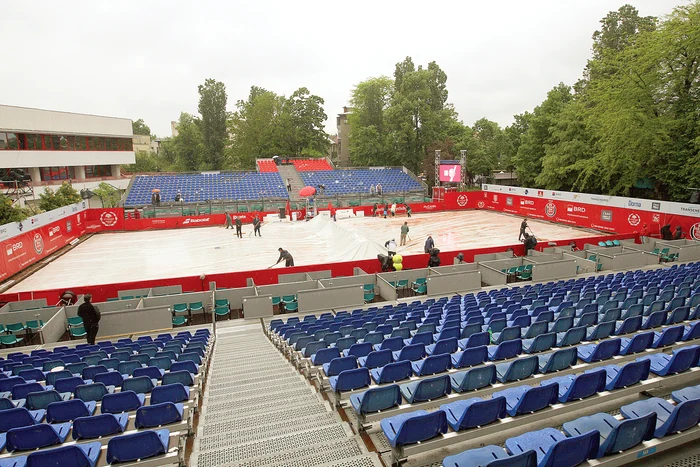 Prelata a acoperit aproape permanent terenul central ieri