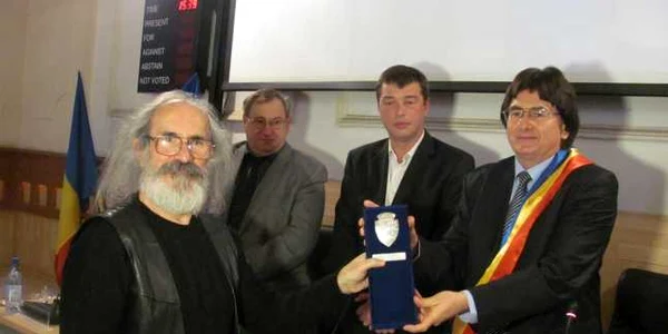 Ilie Stepan a primit distincţia de la primarul Nicolae Robu Foto