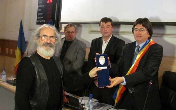 Ilie Stepan a primit distincţia de la primarul Nicolae Robu Foto: Ştefan Both