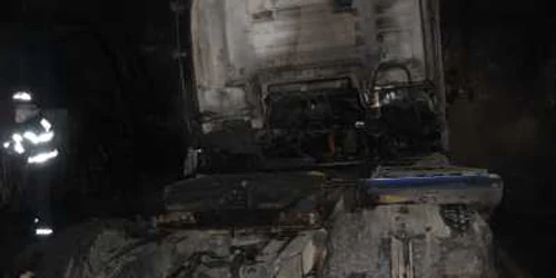 Pompierii au stins focul care a cuprins garajul