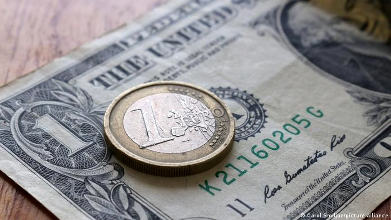 Analiștii din piața valutară se așteaptă la o prăbușire și mai mare a euro în raport cu dolarul