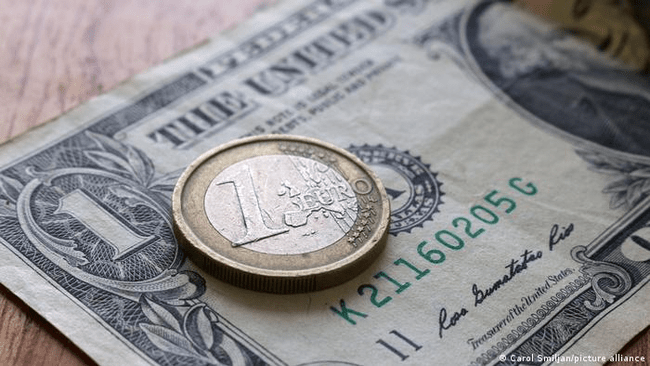 De ce contează deprecierea euro față de dolarul american