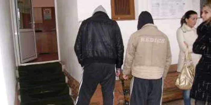 Tinerii acuzaţi de furturi au fost prezentaţi procurorilor
