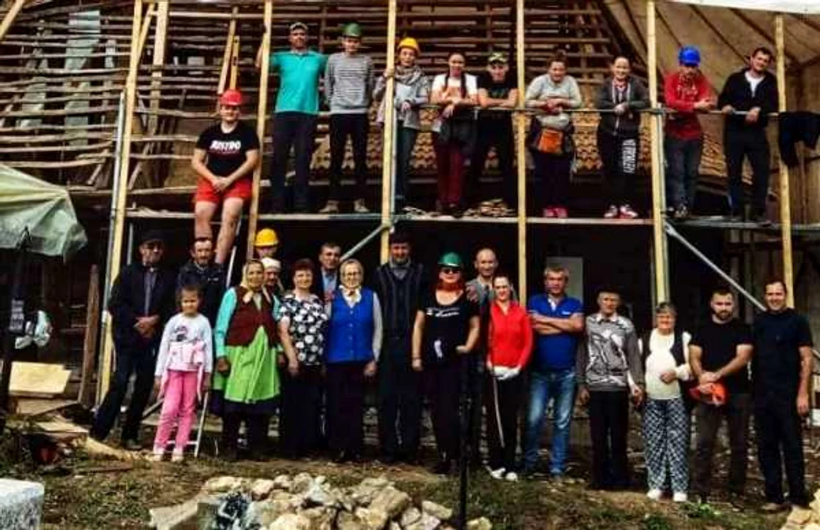 Voluntarii au salvat mai multe biserici de lemn FOTO Facebook.com/Ambulanta pentru Monumente Salaj
