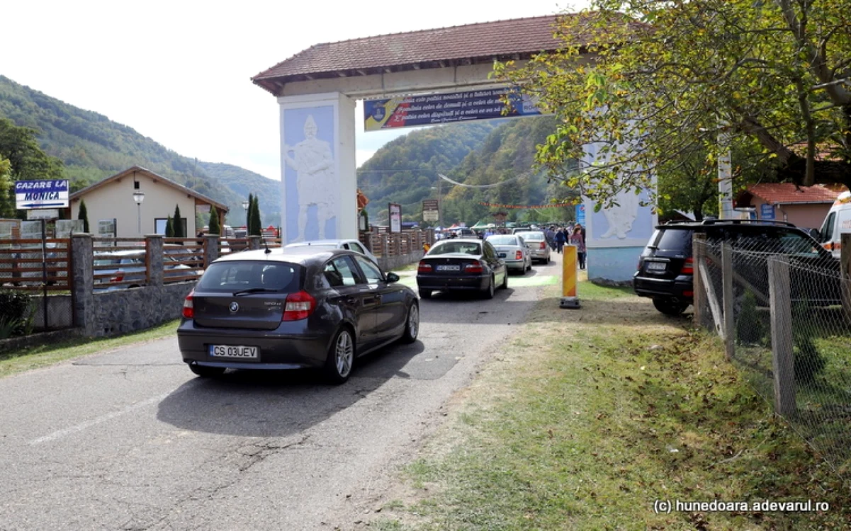 Drumul Judeţean 705 A, în Costeşti. Foto: Daniel Guţă. ADEVĂRUL