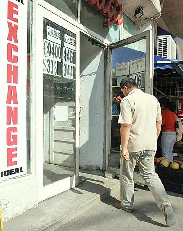 
    Precedentul maxim istoric, de 4,4168 lei/euro, a fost anunţat pe 2 mai  