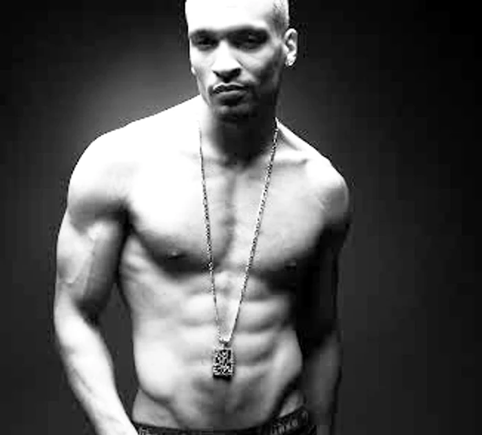 
    Mike Diamondz apare frecvent în videoclipurile sale la bustul golfoto: arhiva personală  