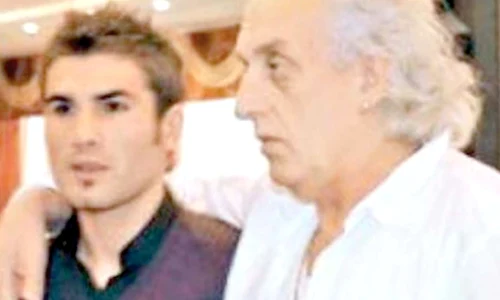 Adrian Mutu şi soţia  sa, Consuelo, alături  de mireasă şi de alţi  invitaţi la nunta  organizată în Italia (FOTO: ARHIVĂ PERSONALĂ) jpeg