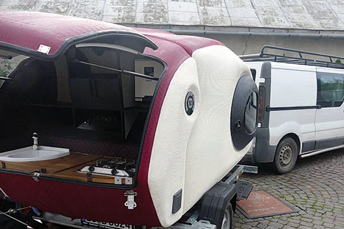 Are inclusiv  chicinetă