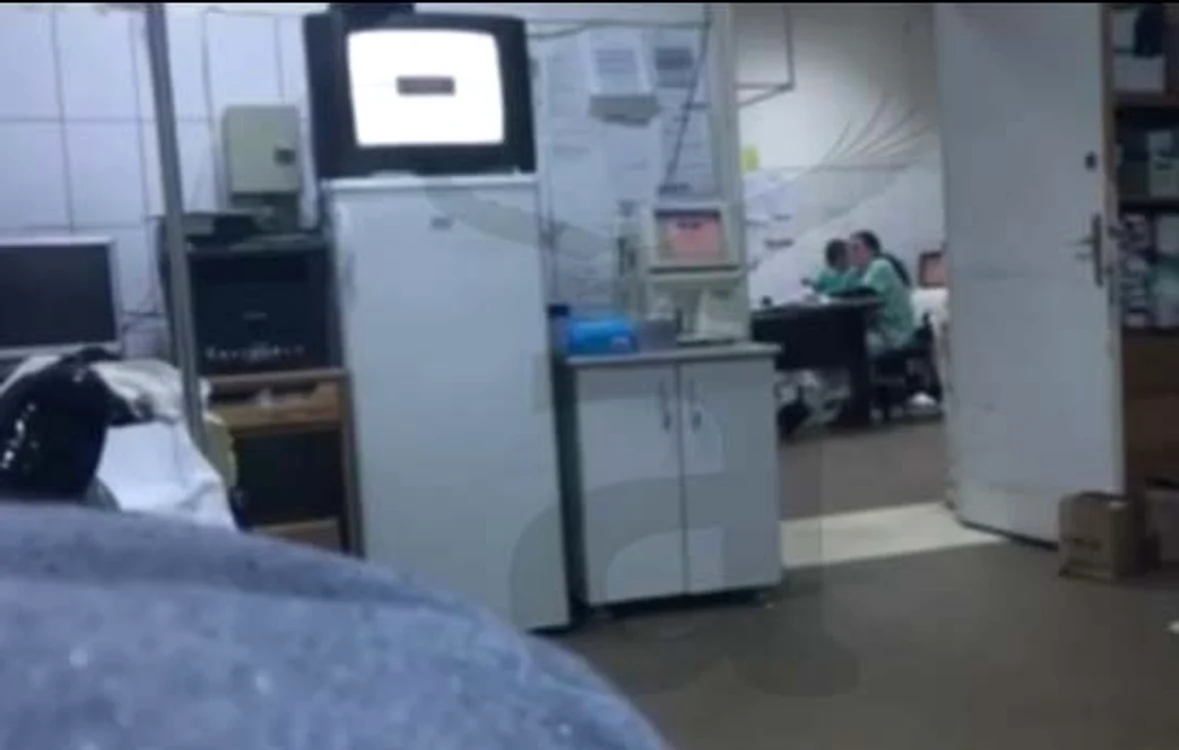 
    Întreaga conversaţie a avut loc în camera de Urgenţe din Bârlad foto: captură video Adevărul  