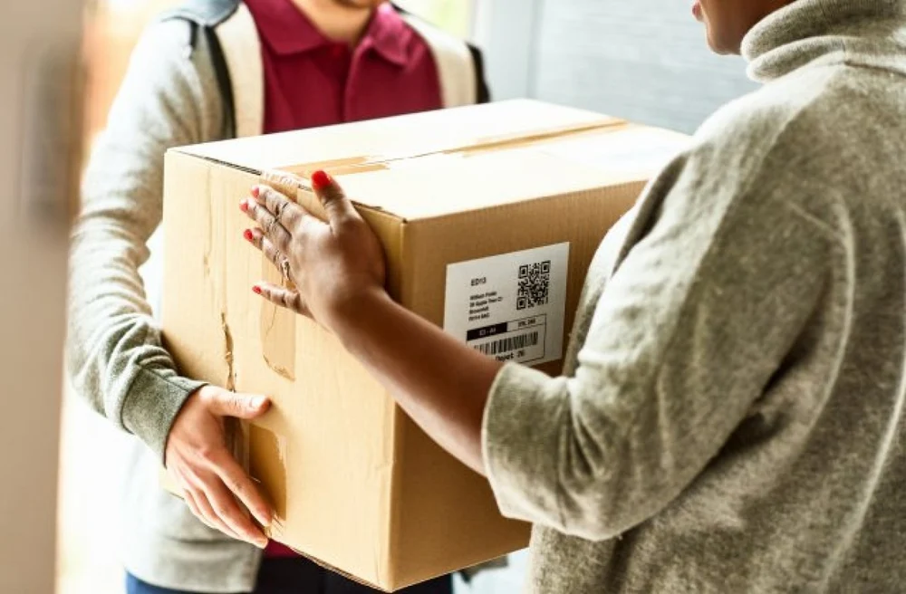 O pisică a fost trimisă din greșeală prin curier. Cum a ajuns într-o cutie