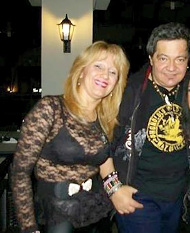 Paula Iorga (stânga), soţia lui Leo, se îmbracă din ce în ce mai sexy pentru a ţine pasul cu rivala sa, Florenţa