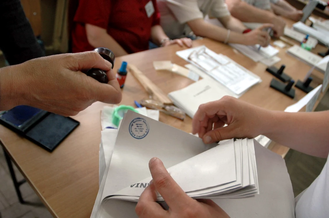 În primul tur s-au prezentat puţin peste jumătate din românii cu drept de vot